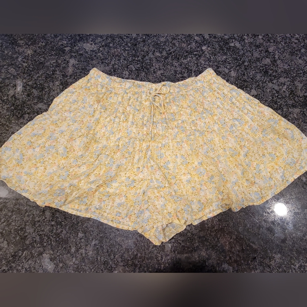 Floral Yellow Shorts Flowy AE Size Medium